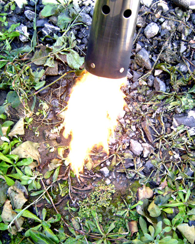 草焼きバーナー【灯油ガス化草焼バーナー】は、雑草を取り除くのに大変便利！